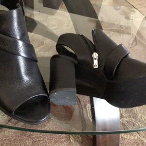 Calvin Klein Black Leather Shoe Size 8